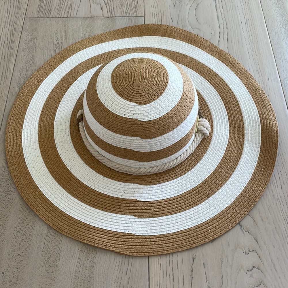 Vince Camuto hat NWOT